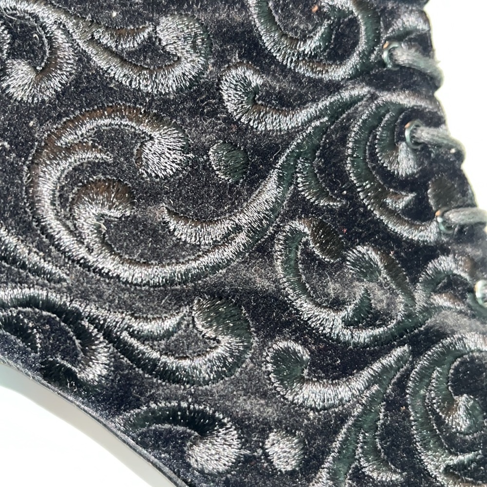 Beautiful Vintage velvet boots - Picture 3 of 7